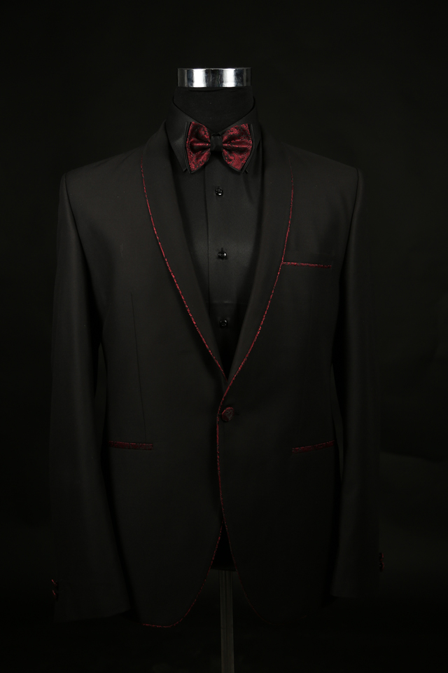 חליפת חתן בצבע שחור עם פס אדום, תמונה ראשית